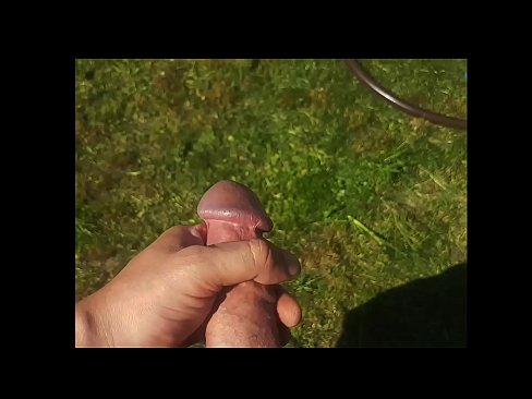 ❤️ Vroča lepotica dobi svojo rožnato pičko, ki jo jebe, in se zraven cmeri s curkom na poletnem vrtu ☑ Anal video na sl.pornpk.ru ❌❤
